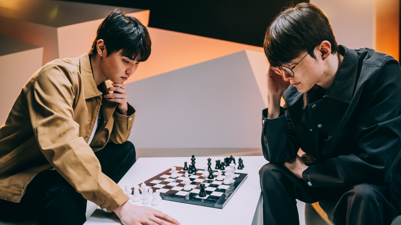 1-of-1 chessboard signed by Faker and Chovy