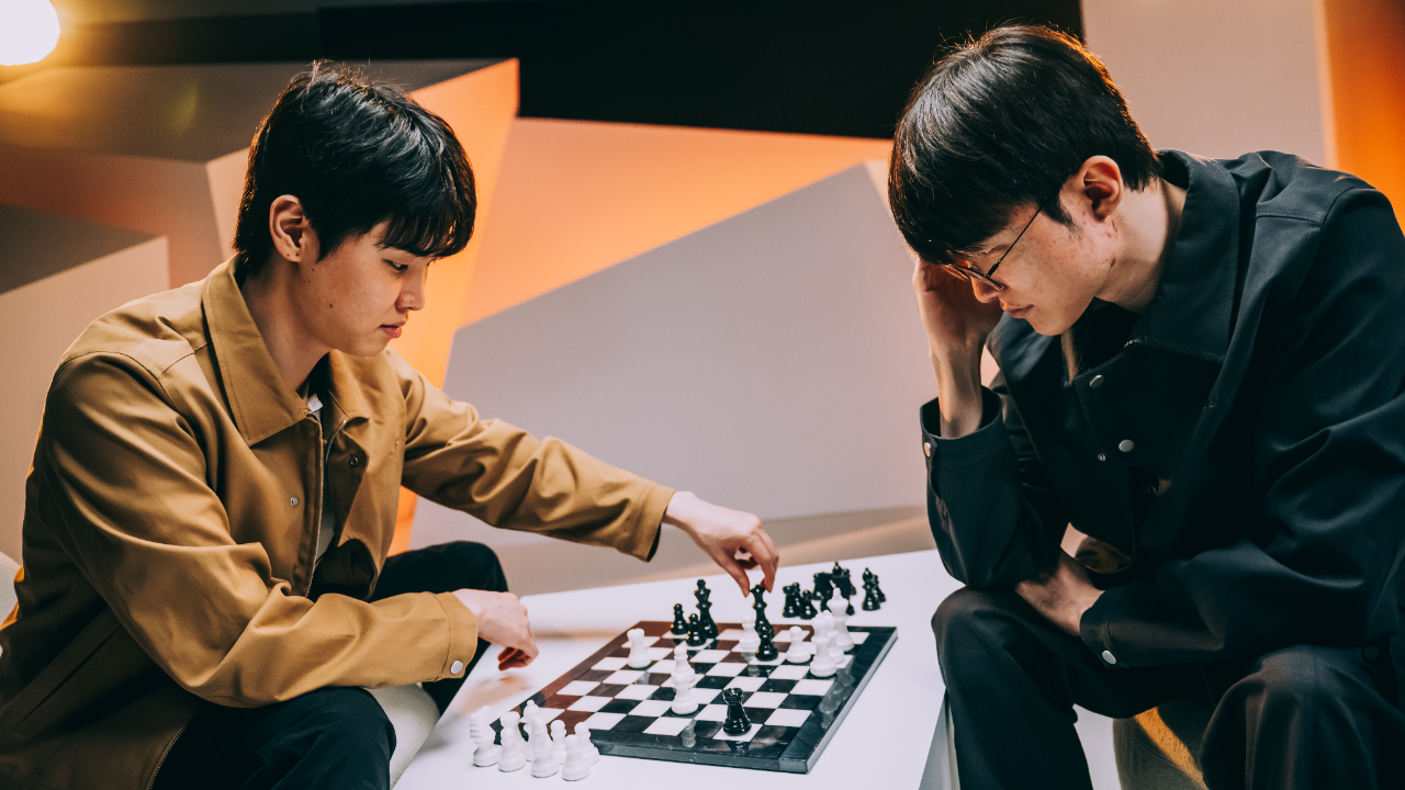 1-of-1 chessboard signed by Faker and Chovy